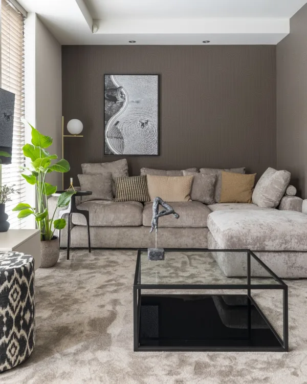 Woonkamer in de woonstijl 'new chic': warme aardse kleuren, zachte materialen en chique accessoires