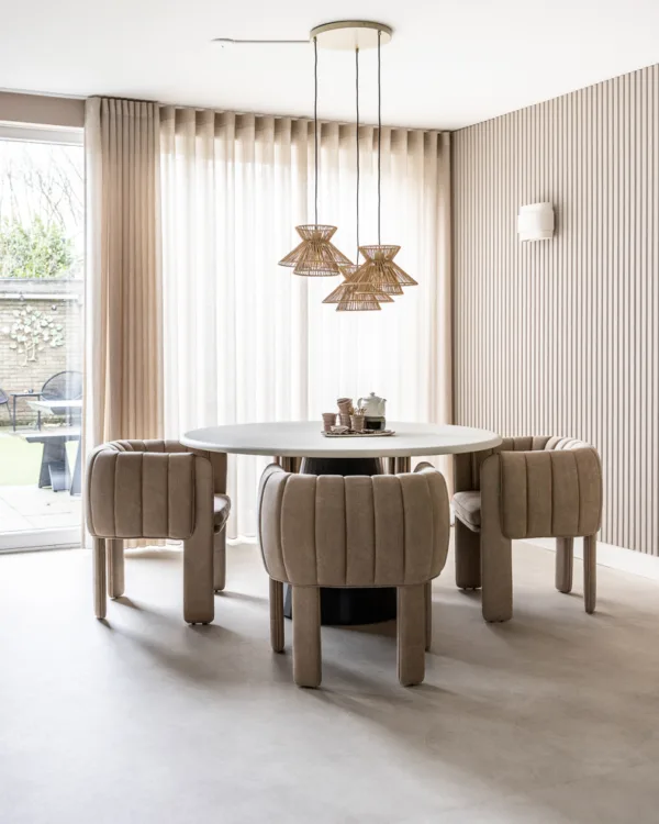 Bruine wavegordijnen in de eethoek