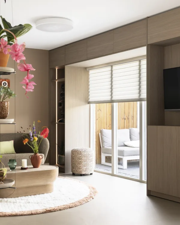 Kast op maat, gietvloer en silhoutte shades in de woonkamer