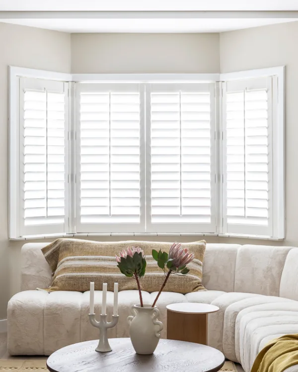 Basic naturel woonstijl met witte shutters in de woonkamer