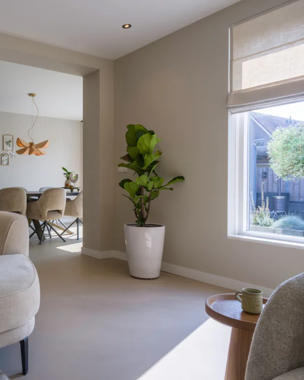 Gietvloer kleur zand van Corestone in de woonkamer