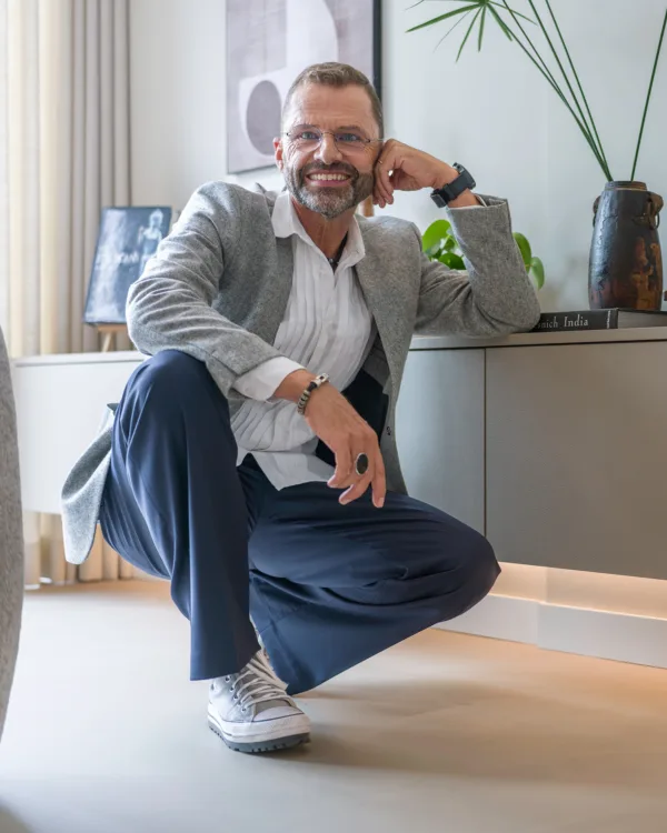 Frans Uyterlinde met dressoir kast op maat in zand kleur