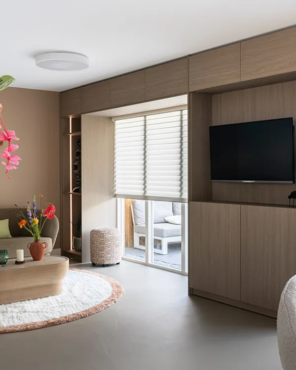 Wandkast met volop opbergruimte en ledverlichting voor een stijlvolle uitstraling in de woonkamer