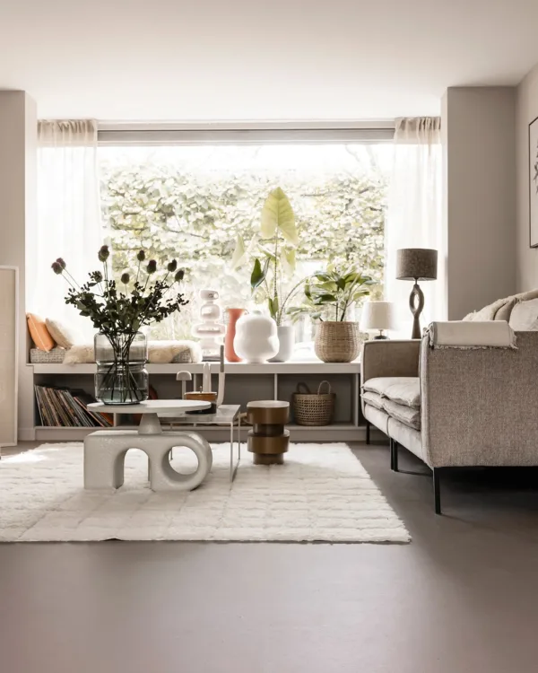 Japandi woonkamer met bruintint marmoleum vloer