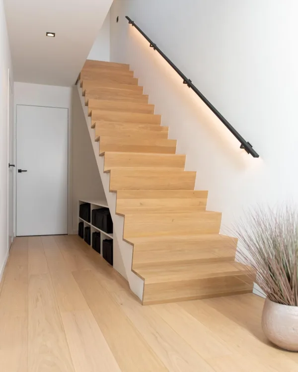 Licht eiken Z-trap met ledgrip