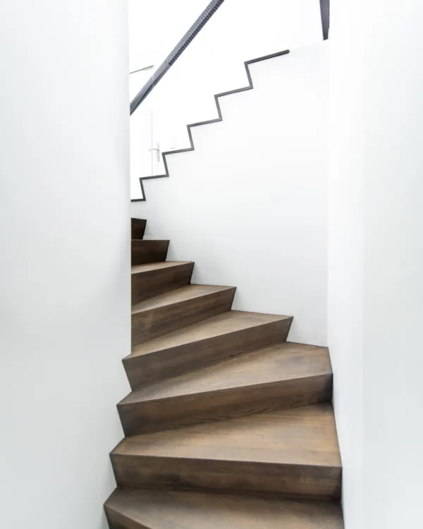 Donker houten Z-trap met een hoek