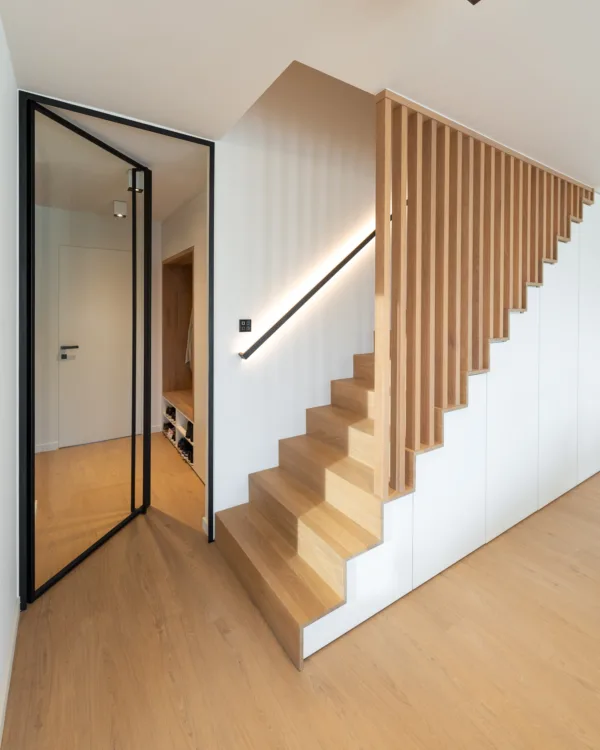 Licht eiken trap met ledgrip in de hal