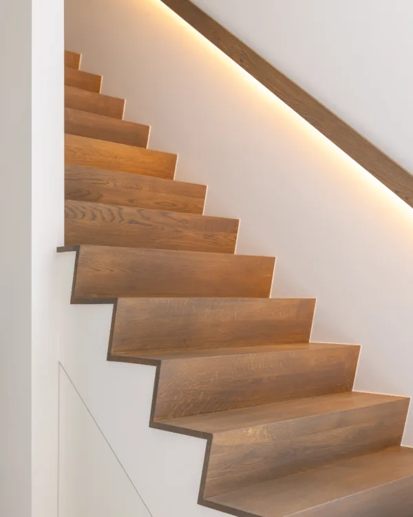 Donkere houtlook trap met ledgrip