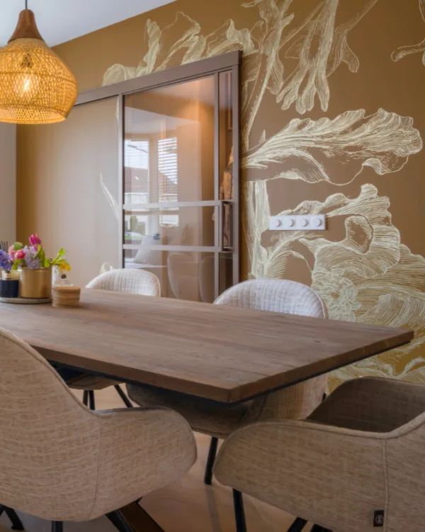 Eettafel met oker geel Kek behang met gouden details