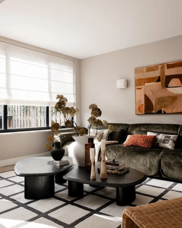 Japandi woonstijl met lichte vouwgordijnen