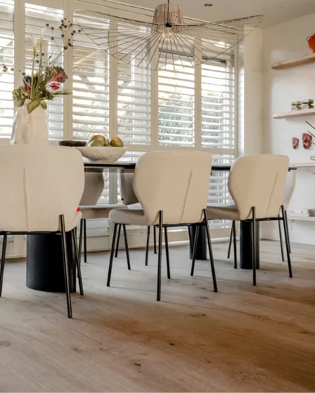 Lichte parketvloer van Lindura in de eetkamer