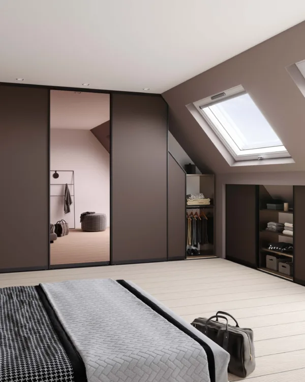 Kledingkast maatwerk onder schuin dak voor optimale ruimtebenutting