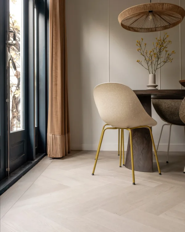 Bruine Inside gordijnen in de eethoek met visgraatvloer