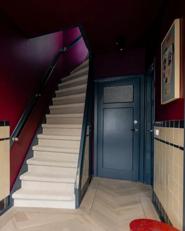 Lichte trapbekleding van tapij