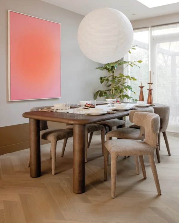 Japandi woonstijl in de eetkamer met pvc visgraat vloer in weense punt