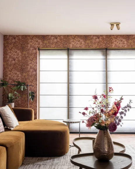 Witte rolgordijnen in de woonkamer