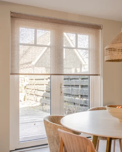 Geweven hout rolgordijnen in de keuken