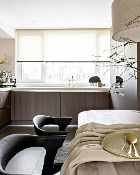 Groene rolgordijnen in de keuken