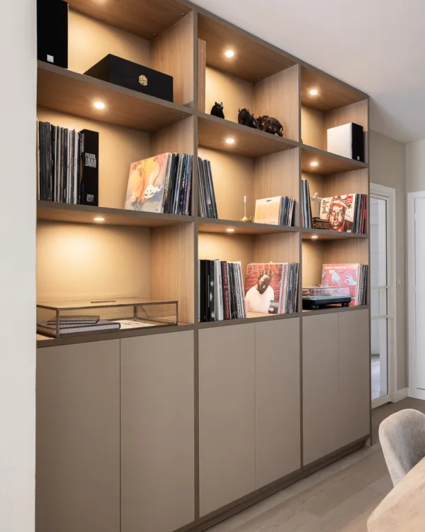 Stijlvolle inbouwkast op maat met LED-verlichting voor extra sfeer