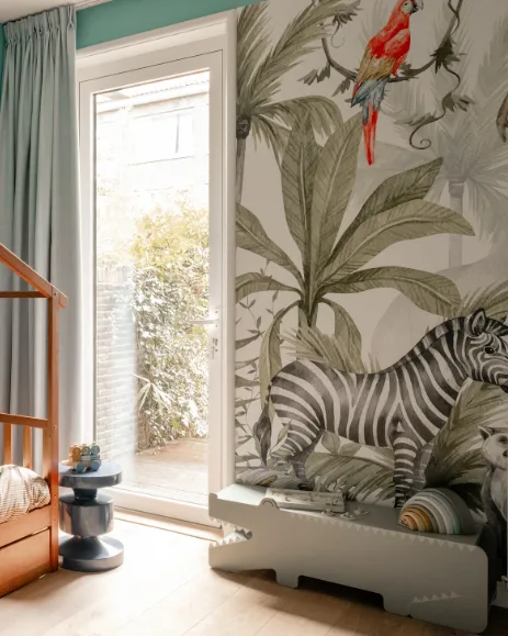 Kopen of slopen - blauwe gordijnen in kinderkamer met jungle behang