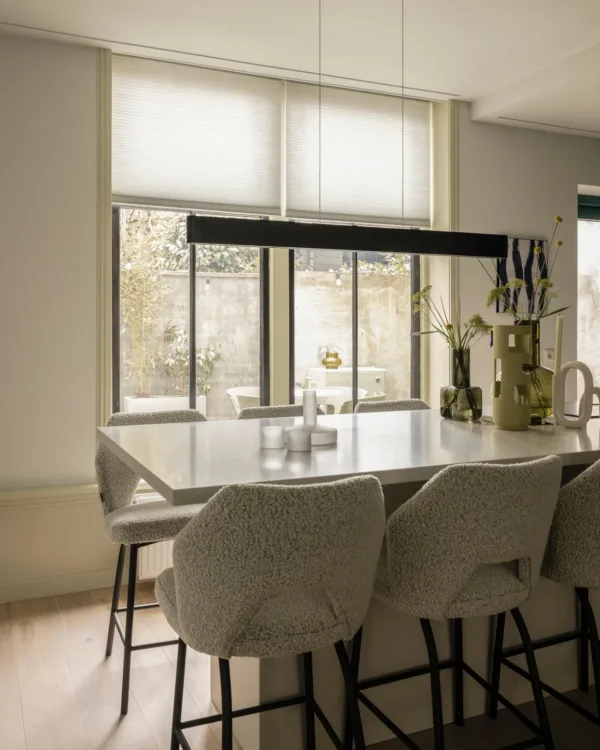 keuken in botanisch groene woonstijl met Duette® shades van luxaflex®