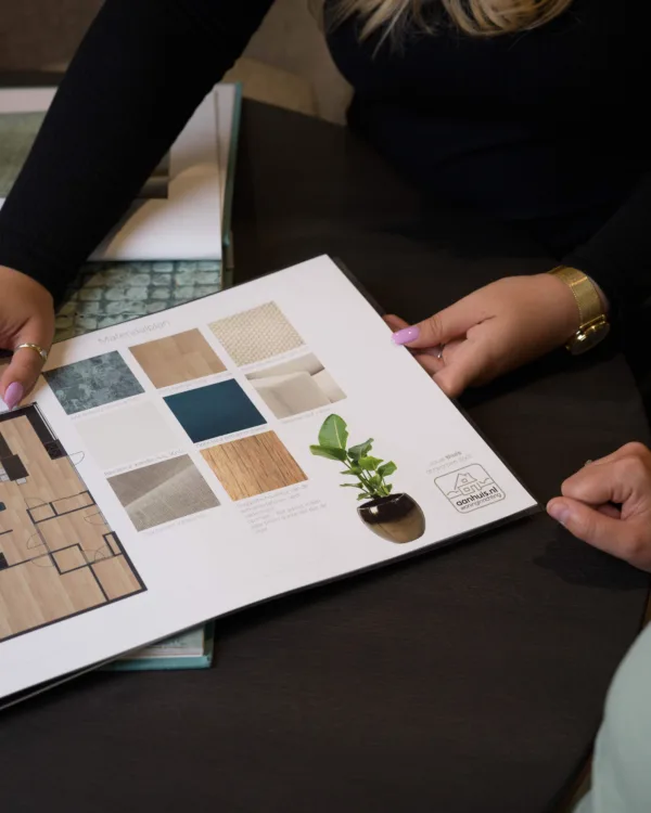 twee mensen kijken naar een moodboard voor interieuradvies