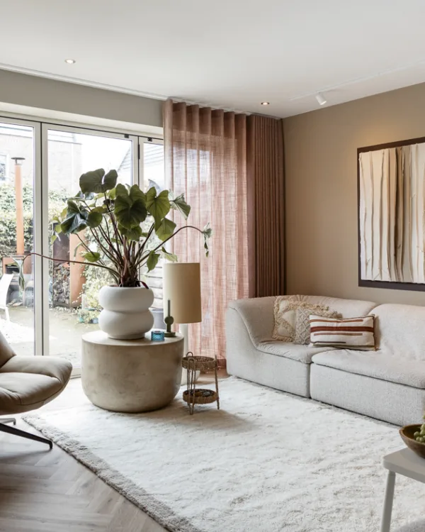 Terracotta kleur linnenlook gordijnen in de woonkamer - basic naturel woonstijl