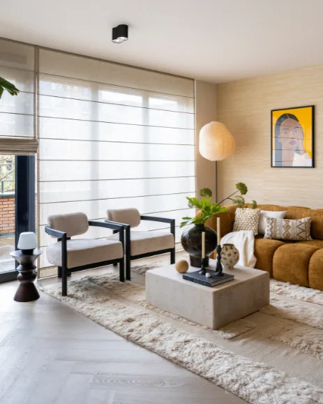 Basic naturel woonkamer met visgraat vloer en vouwgordijnen