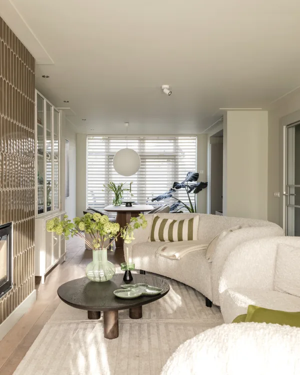 Horizontale jaloezieën van Luxaflex Megaview in de eetkamer - basic naturel woonstijl