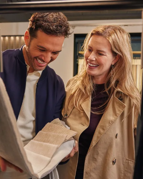 Twee mensen met gordijnen stalen in een Aanhuis.nl winkel