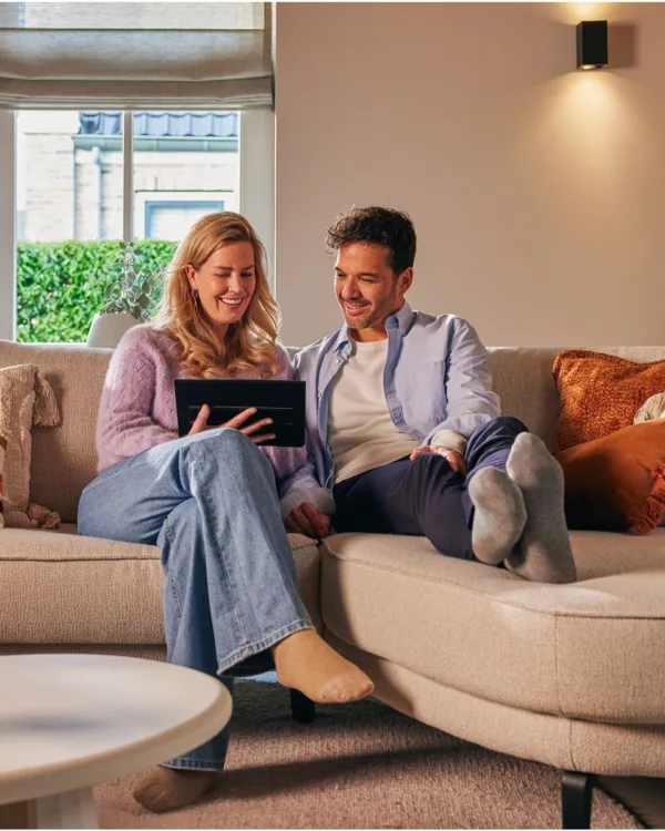 Twee mensen op de bank in het WOW interieur van Aanhuis.nl