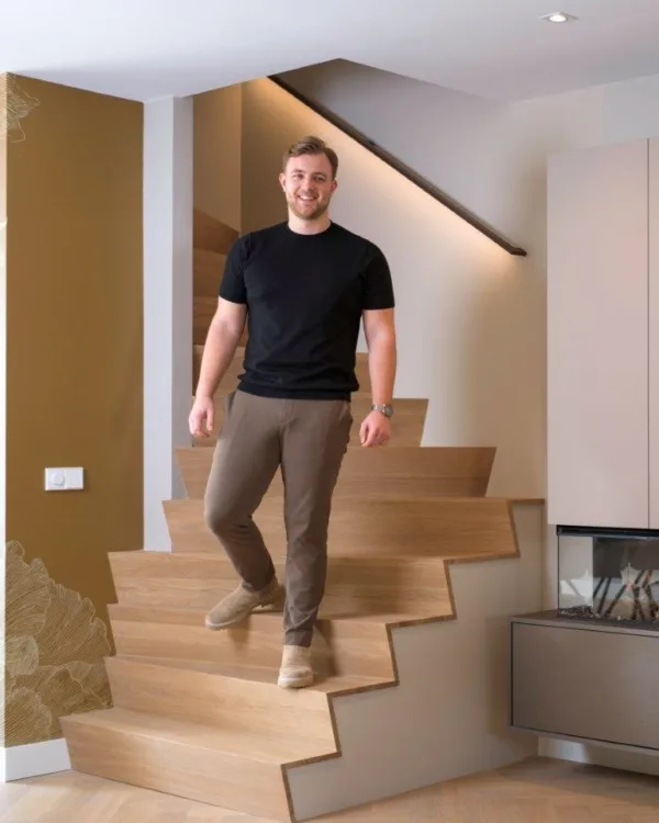 Man op Z-trap in woonkamer