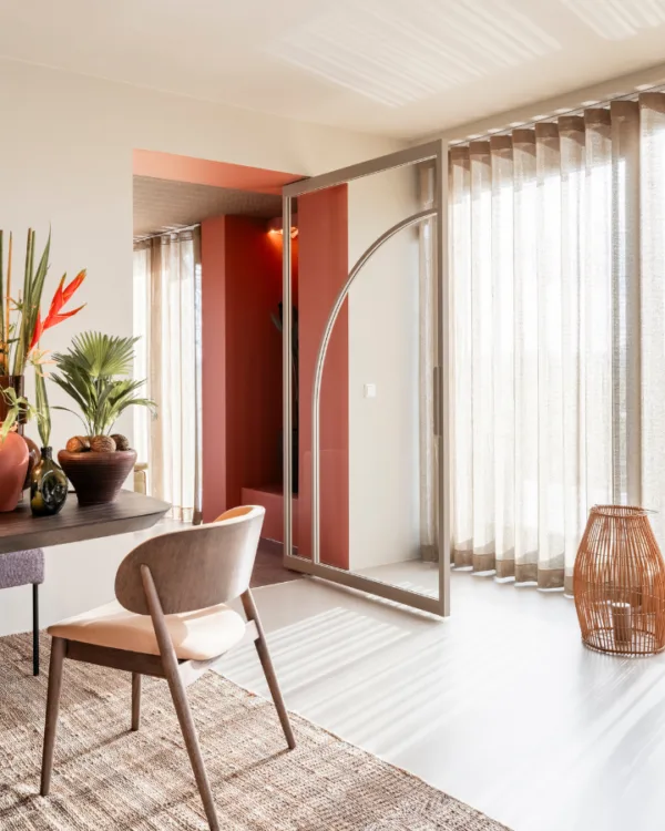 Warm kleurrijk eethoek met zandkleurige wavegordijnen