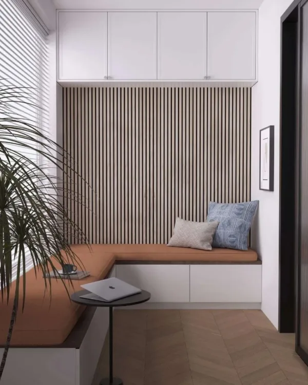 Houten wandpanelen als wandbekleding in de zithoek