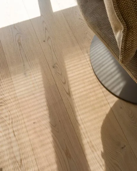 Close-up van lindura houten vloer met elektrische vloerverwarming