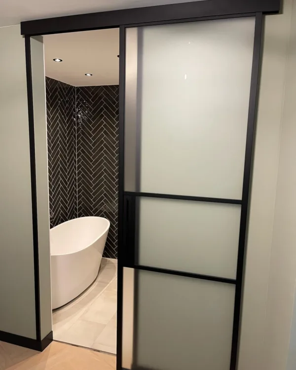 Schuifdeur van SolidDoor als deur naar de badkamer.