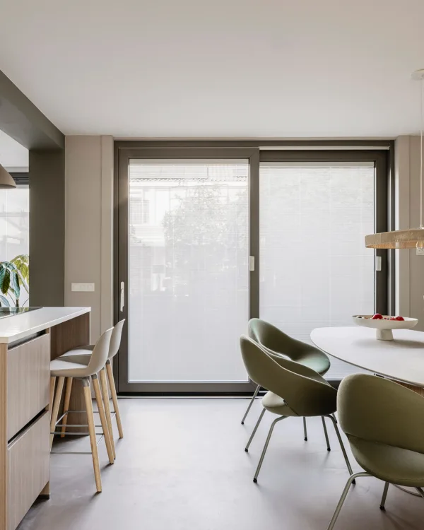 Natuurlijke stijl interieur met licht transparante plisségordijnen in neutrale tinten.