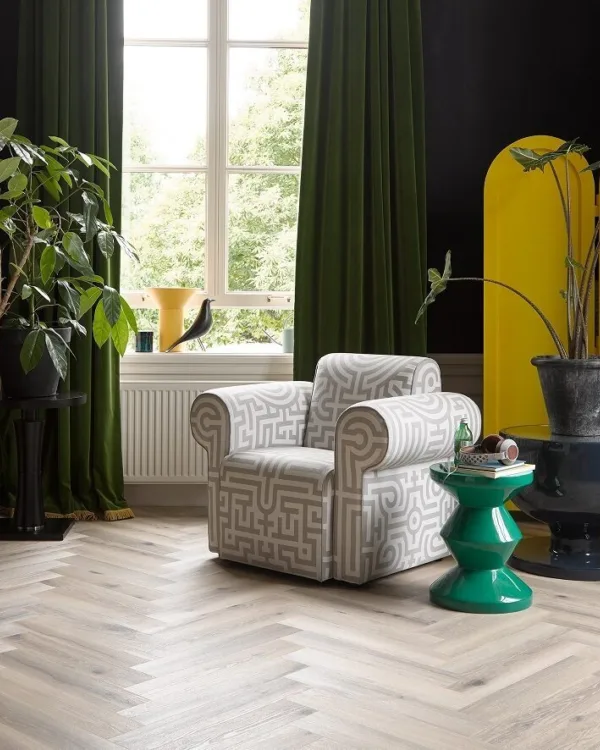 Aanhuis.nl pvc vloer Potter - sfeerfoto van lichte houtlook visgraatvloer in zithoek