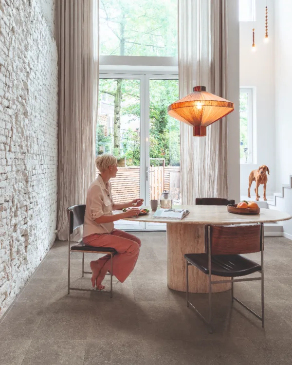 Quick-Step vloer met tegellook in de woonkamer