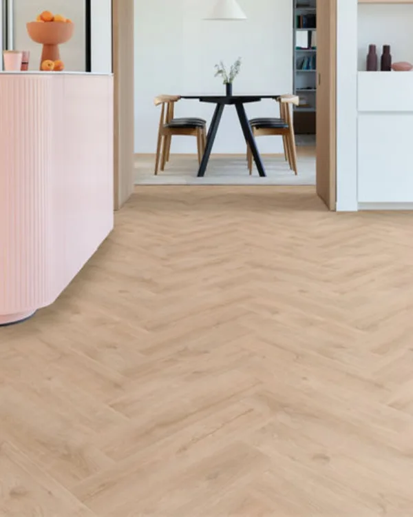 Lichte moduleo pvc vloer visgraat in keuken/eetkamer