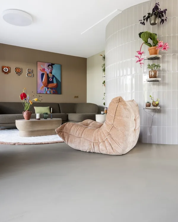 Moderne woonkamer met betonlook vloer en vloerverwarming