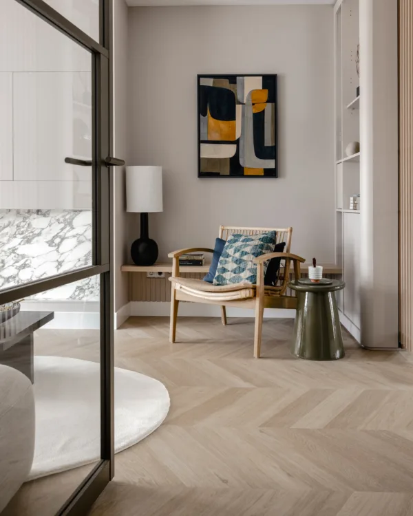 Warme woonkamer met pvc visgraat vloer en ingefreesde vloerverwarming