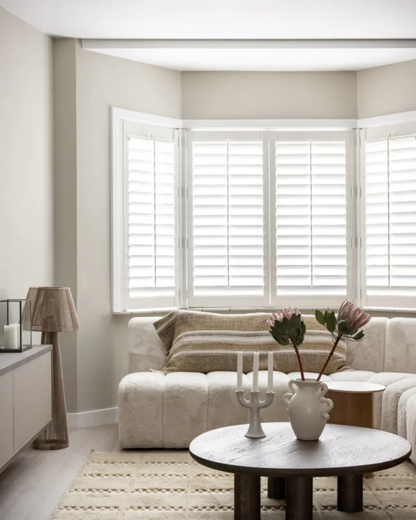 Witte shutters op maat in een erker in combinatie met Scandinavisch interieur.