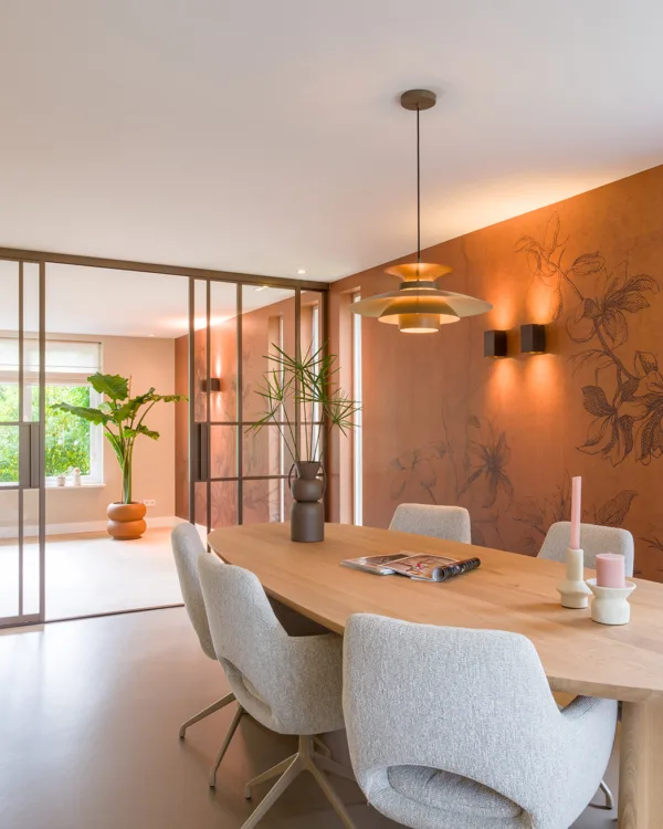 Keuken met roestrood behang en een marmoleum vloer