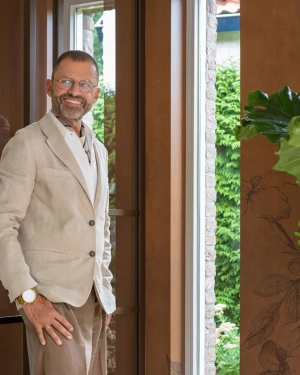 Frans Uyterlinde in het interieur Zen Romance