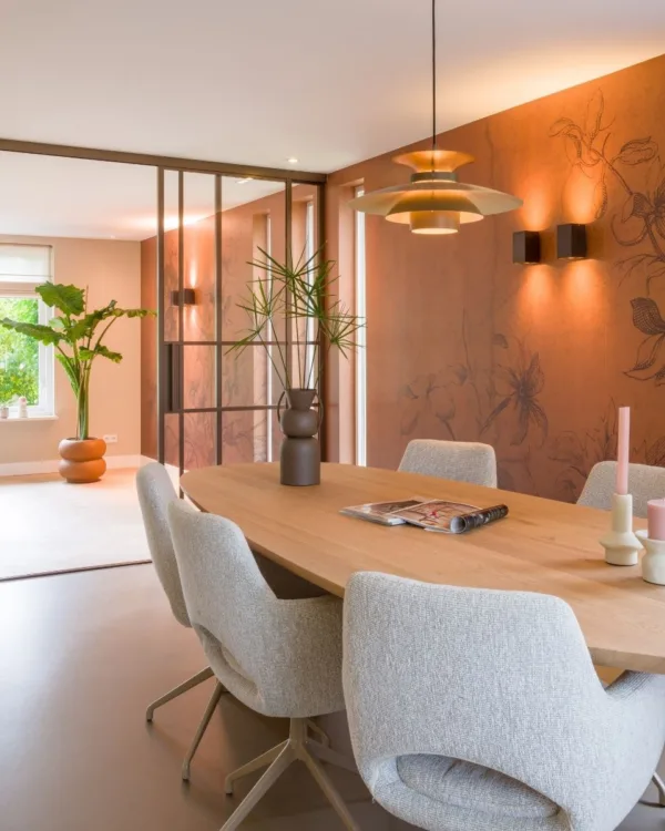Keuken met roestrood behang en een marmoleum vloer
