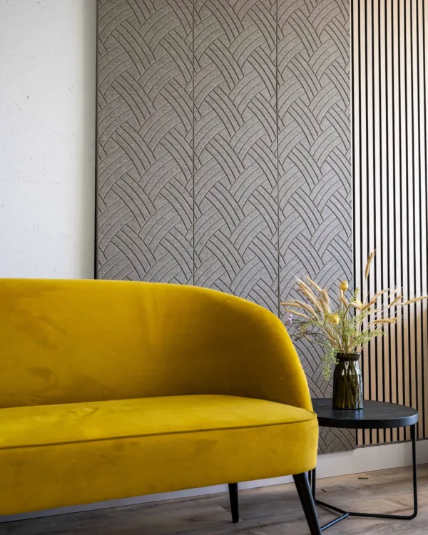 Houten wandpanelen gecombineerd met viltpanelen: een sfeervolle en praktische oplossing voor in de woonkamer