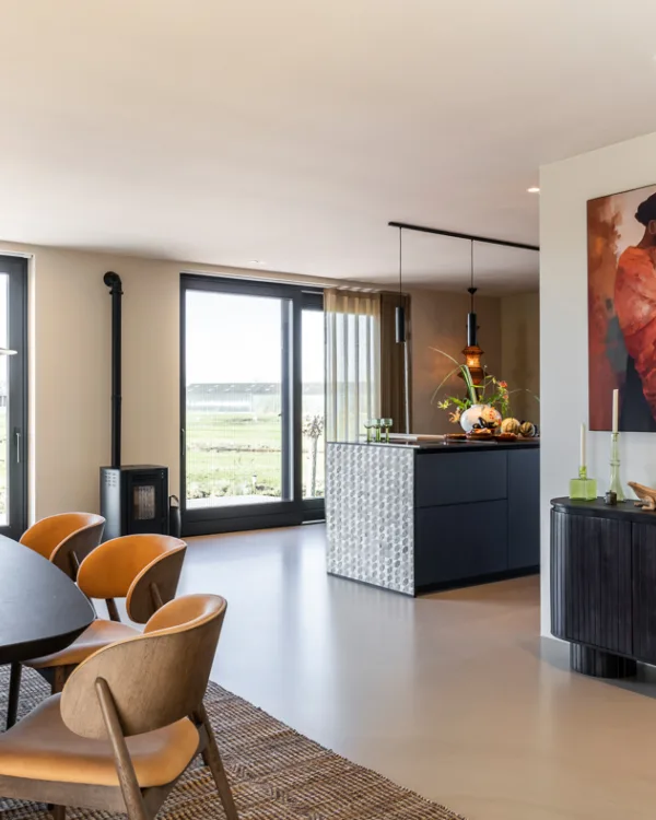 Open keuken met lichtgrijze gietvloer betonlook en kookeiland