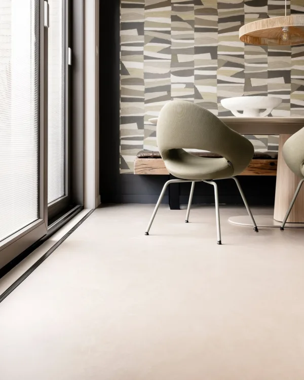 Moderne keuken met gietvloer betonlook en behang met patroon