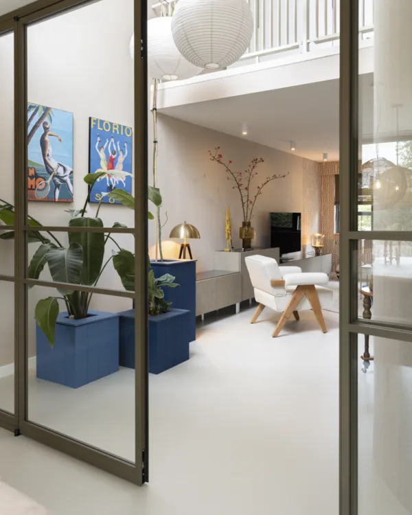 Modern kleurrijk interieur met witgrijze betonlook gietvloer